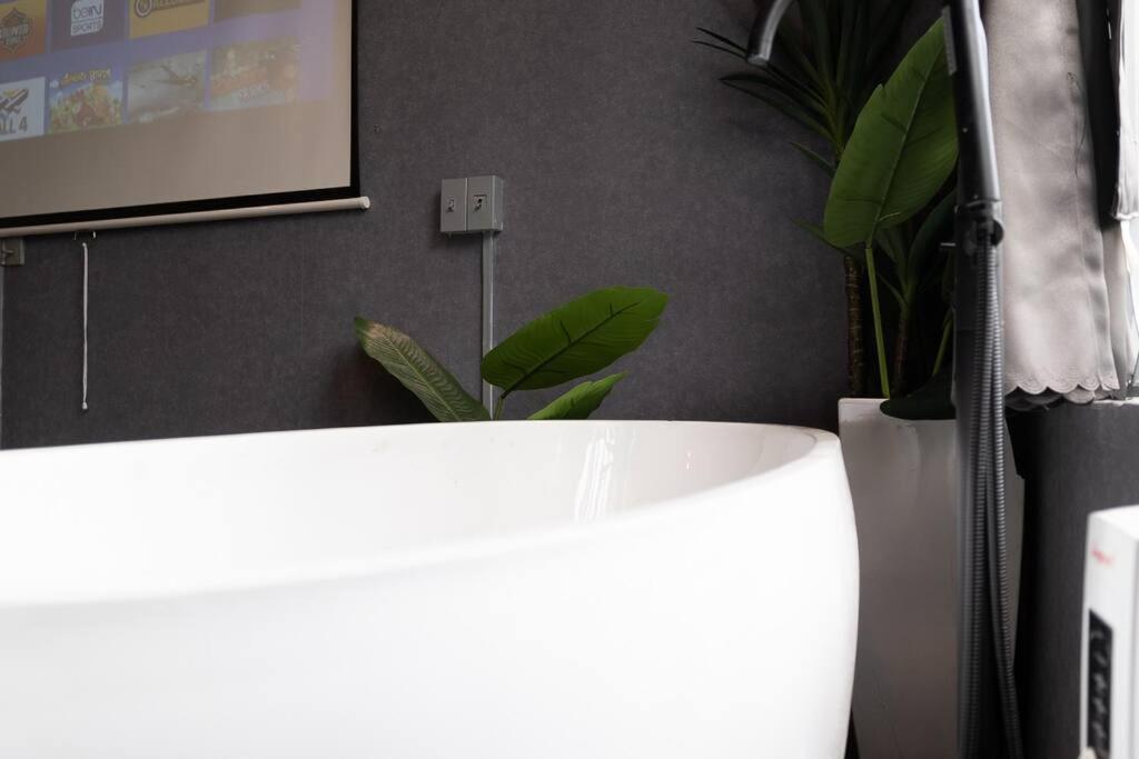 Appartement Romantic Hideout @ Bui Vien District 1 143a *